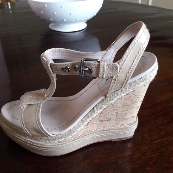 Miu Miu wedge patent t-strap sandal - Picture 2 of 2